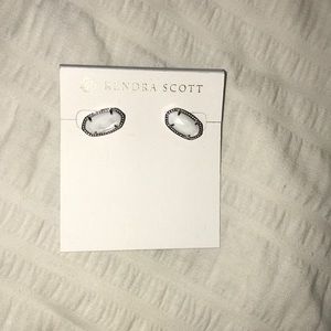 NWT never worn kendra scott earrings!!